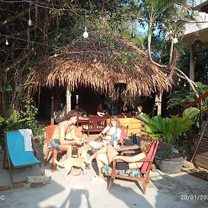 The Seaside And Bar Homestay
